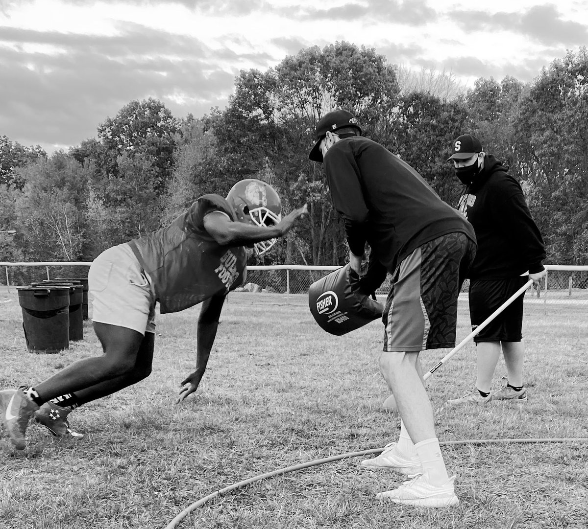 staffordbulldog's tweet image. The big man @KwakuAgyeman_1 getting off the ball with @braymondd @weedbeau63 #fallisforfootball #dogpound