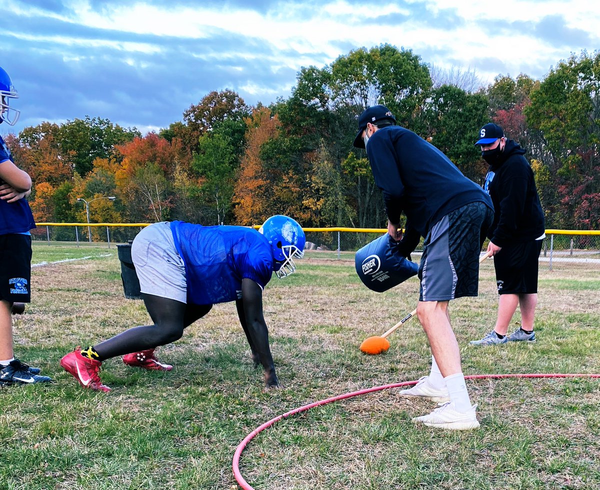 staffordbulldog's tweet image. The big man @KwakuAgyeman_1 getting off the ball with @braymondd @weedbeau63 #fallisforfootball #dogpound