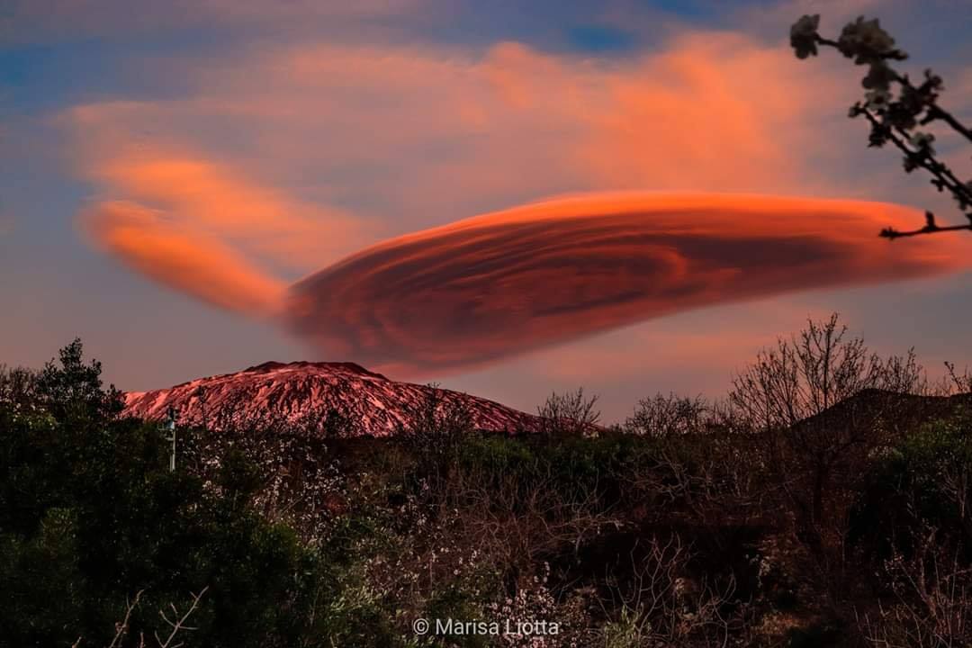 Amazingly beautiful lenticular cloud over Mount Etna, taken during the sunset, on February 2020.

Source➡️bit.ly/3o3M88a

📷©️Marisa Liotta

More on #lenticularcloud➡️bit.ly/2INd7or

#Sicily
#Etna
#volcano