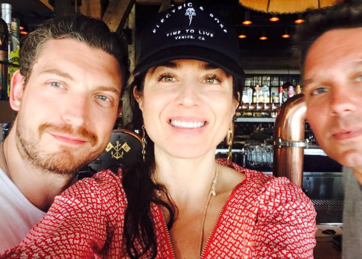TeamWine's tweet photo. Here's the last of our National New Friends day pictures!

The wonderful @JenPastiloff @LittleMatador .

Your happiness and new friendships are celebrating!

#littlematador #jenpastiloff #newfriendships #happiness #snowpatrol https://t.co/TteNrRLxIA