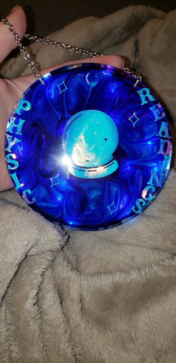 I taped fairy lights to the back to see what it would look like 🤭 <a href="/TheResinWonders/">✨ The Resin Wonders ✨</a>