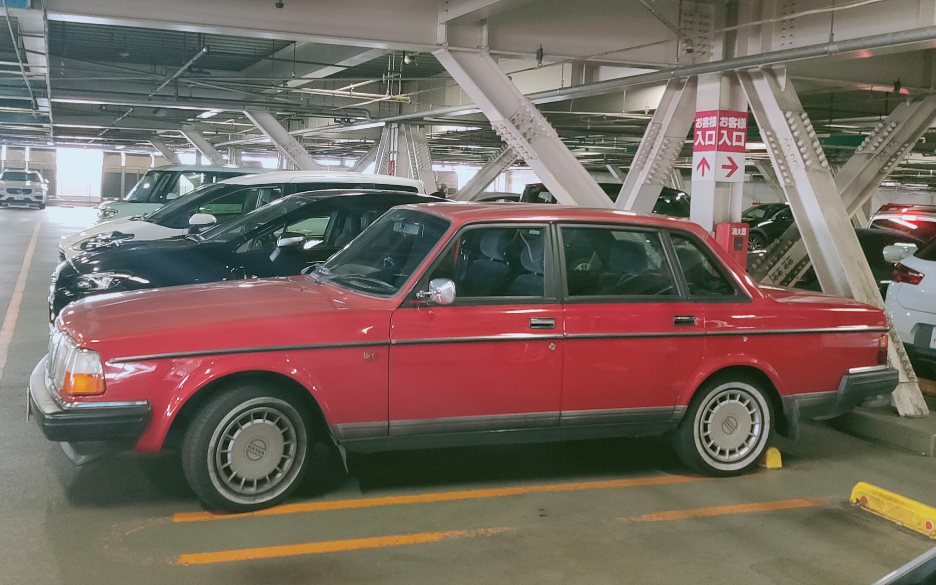 なかの 週末出会った カチョイイクルマ ボルボ Volvo 240 Gl 80年代90年代には 世界一安全かつ長持ちと言われていたスウェーデン ボルボの 絵に書いたような四角いクルマ 更に折り目をキリッとした上級740を経て 今では流行りの美しい曲面で少し寂しい