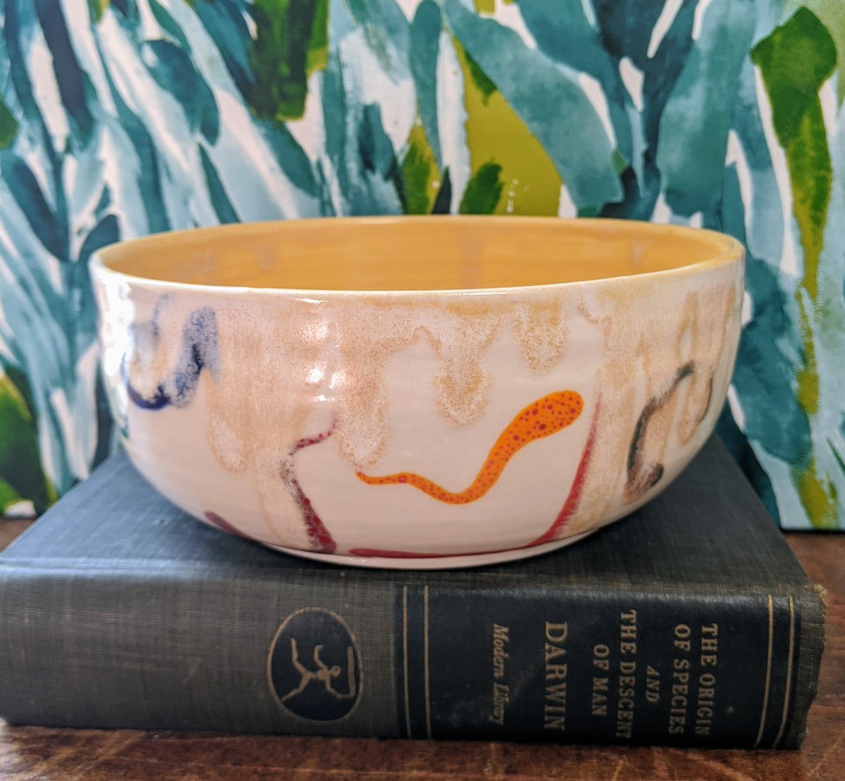 FreshFishpots's tweet photo. Finally got around to listing this large Happy Worm salad/serving bowl in the shop! The yellow glaze is sooo sparkly in the sunlight✨ Etsy link is in the bio!

#pottery #ceramics #handmade #handmadegifts #colorful #pottersofinstagram #giftsforgardeners #instapottery #howiamaco https://t.co/QjFeCTSmbA