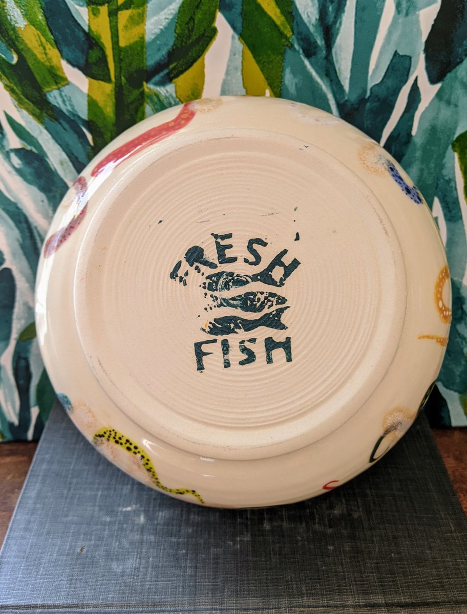 FreshFishpots's tweet photo. Finally got around to listing this large Happy Worm salad/serving bowl in the shop! The yellow glaze is sooo sparkly in the sunlight✨ Etsy link is in the bio!

#pottery #ceramics #handmade #handmadegifts #colorful #pottersofinstagram #giftsforgardeners #instapottery #howiamaco https://t.co/QjFeCTSmbA
