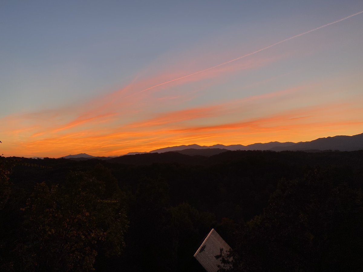 BaischChris's tweet photo. Got to see a beautiful sunset tonight in the Smoky’s https://t.co/LvSTi06Fbn