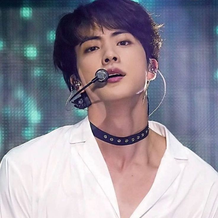 Jin's neck adorned with chokers: wow!