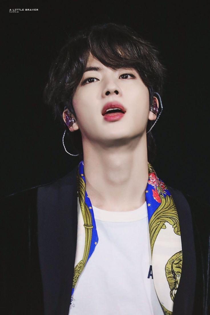 Jin's neck adorned with chokers: wow!