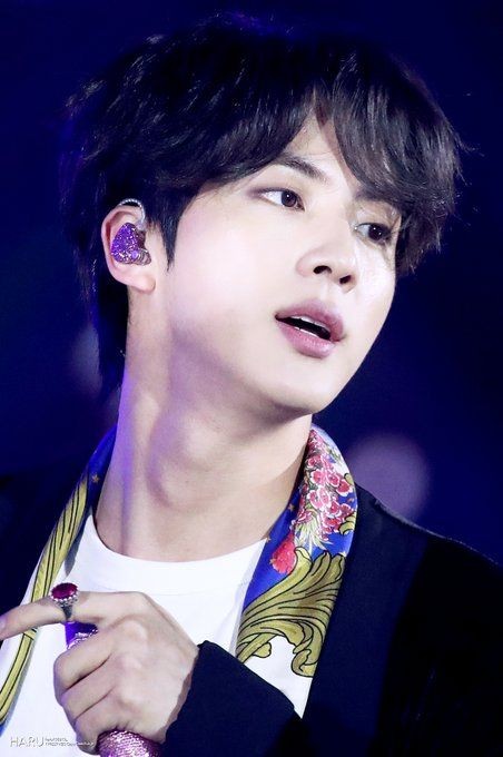 Jin's neck adorned with chokers: wow!