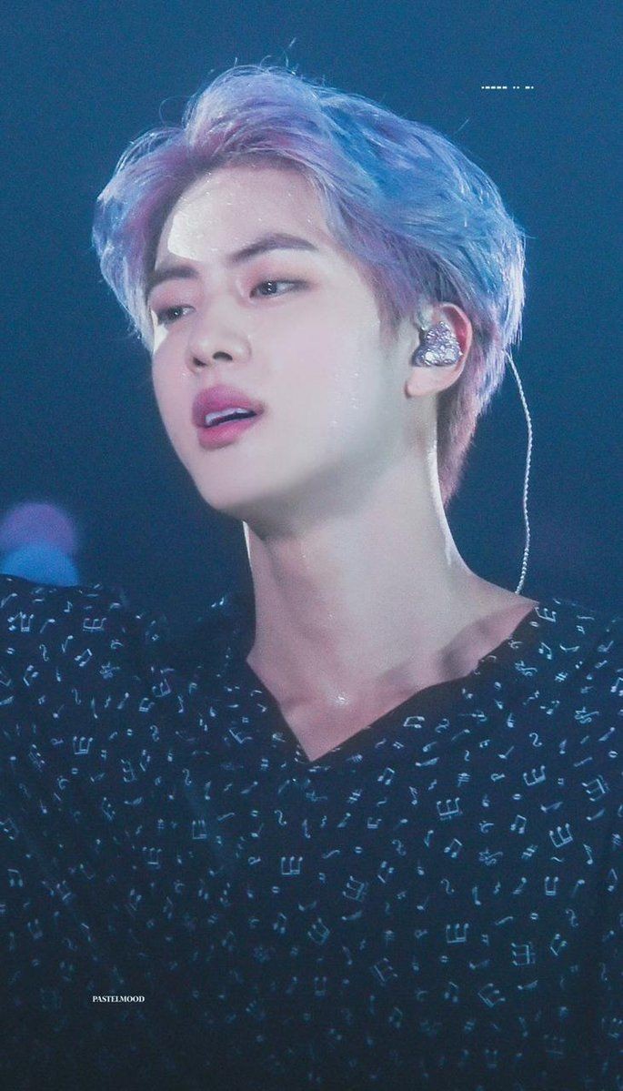 Jin's neck adorned with chokers: wow!