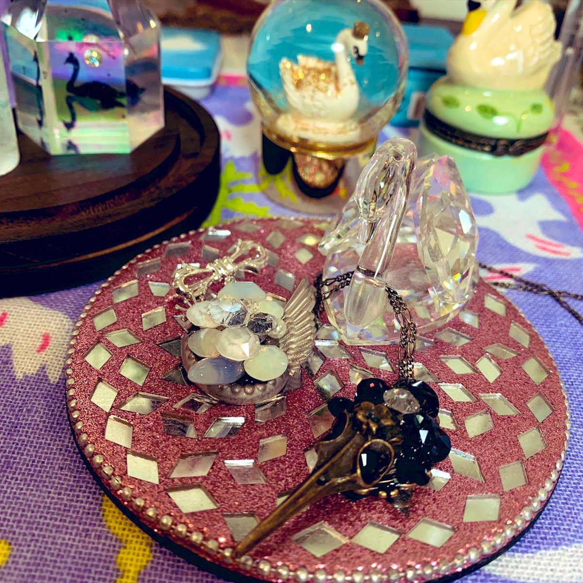 Nao O 孔雀洞雑貨舗 Pfau X さんのブローチ まだ白い翼の頃 をお迎えしました 以前お迎えした 葬列の最後 と記念撮影 そう 何もかもスワンレイクに繋げてしまう病 ストームグラスの結晶もスワンの羽根のよう Nao O 孔雀洞雑貨舗 Pfau X さんのブローチ まだ白い翼の頃 をお迎えしました 以前お迎えした 葬列の最後 と記念撮影 そう 何もかもスワンレイクに繋げてしまう病 ストームグラスの結晶もスワンの羽根のよう