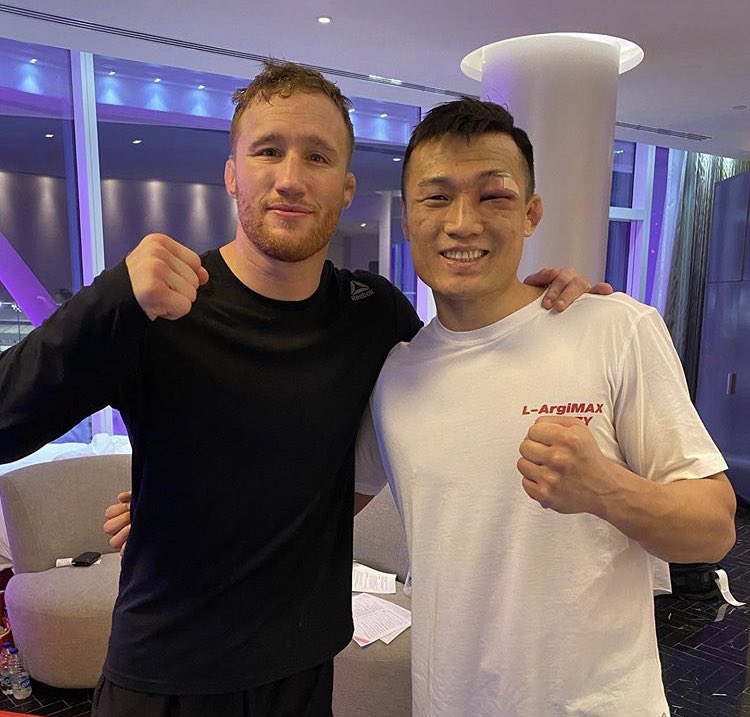 🗣¡MIENTRAS TANTO EN FIGHT ISLAND 🏝...!
Gran postal para despedir el reciente evento de UFC en Abu Dhabi 🇦🇪 y recibir lo que será el último de este año desde esa locación. El Zombie Coreano 🧟♂️🇰🇷 y el Zombie Americano 🧟♂️🇺🇸. #justingaethje #koreanzombie https://t.co/QroRNvUXvB