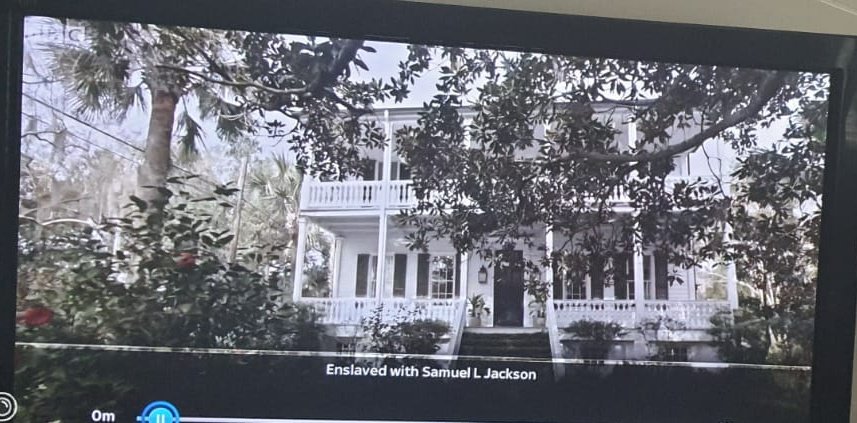 House in @SamuelLJackson @afuahirsch #Enslaved looks exactly like a house in #Freetown #SierraLeone. Maybe we should be tracing the architectural patterns of slavery as well. @BBCAfrica @EpixSupport @SaloneAmadu @Corrinelou75 https://t.co/EjSYY76d4s