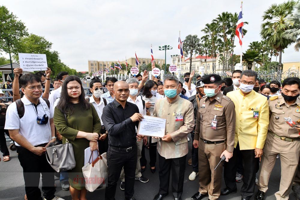 joe_black317's tweet image. อาจารย์ 1,118 คน ยื่นหนังสือจี้ บิ๊กตู่ ลาออก ให้เวลา 7 วัน ถ้ายังดื้อดึง จะนัดหยุดสอนทั่วประเทศ 
#ม็อบ20ตุลา
#เยาวชนปลดเเอก
#WhatsHappeningInThailand