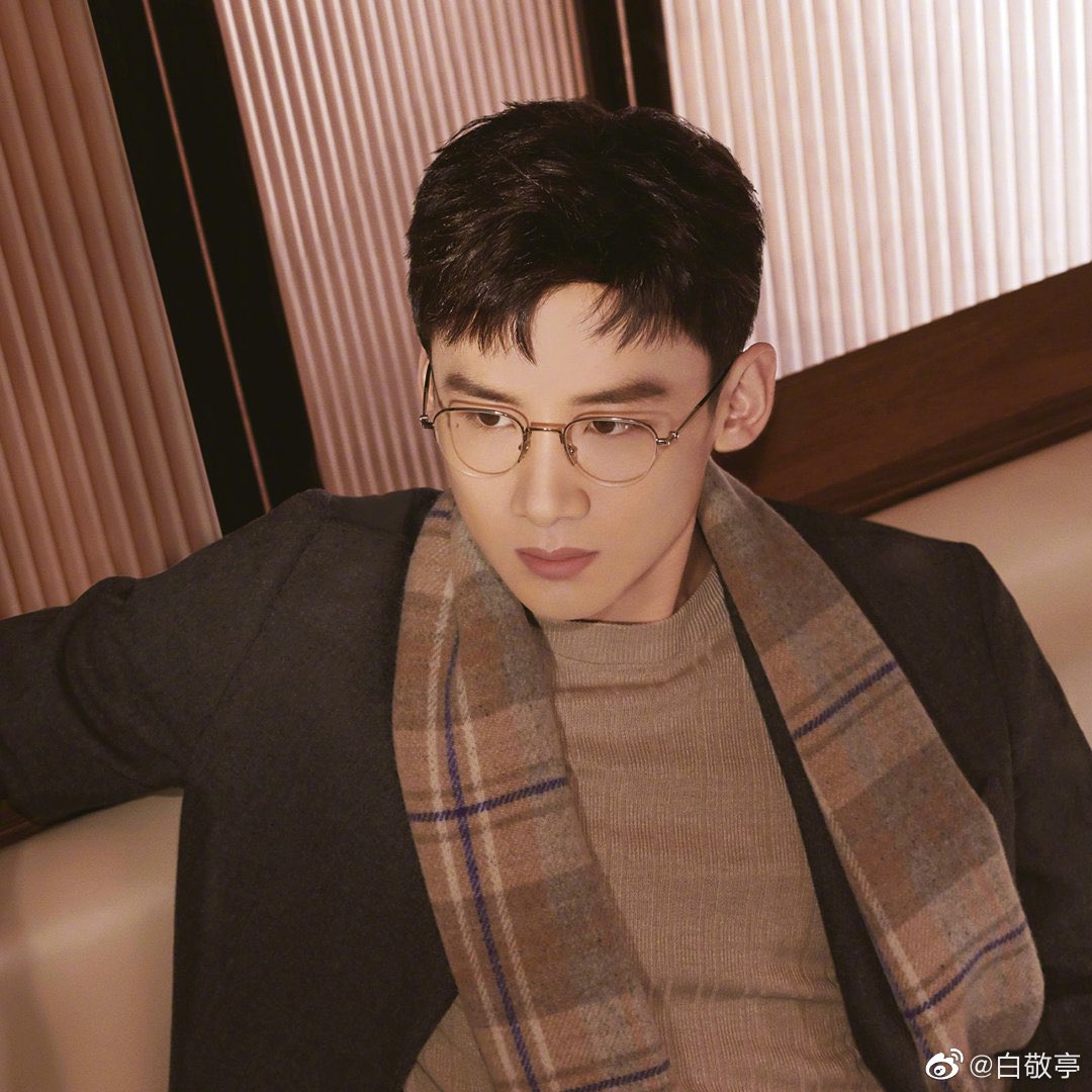 i know xiao bai only posted this on weibo for an ad (KeringEyewear) but omg he looks darn good with glasses 😭😭😭