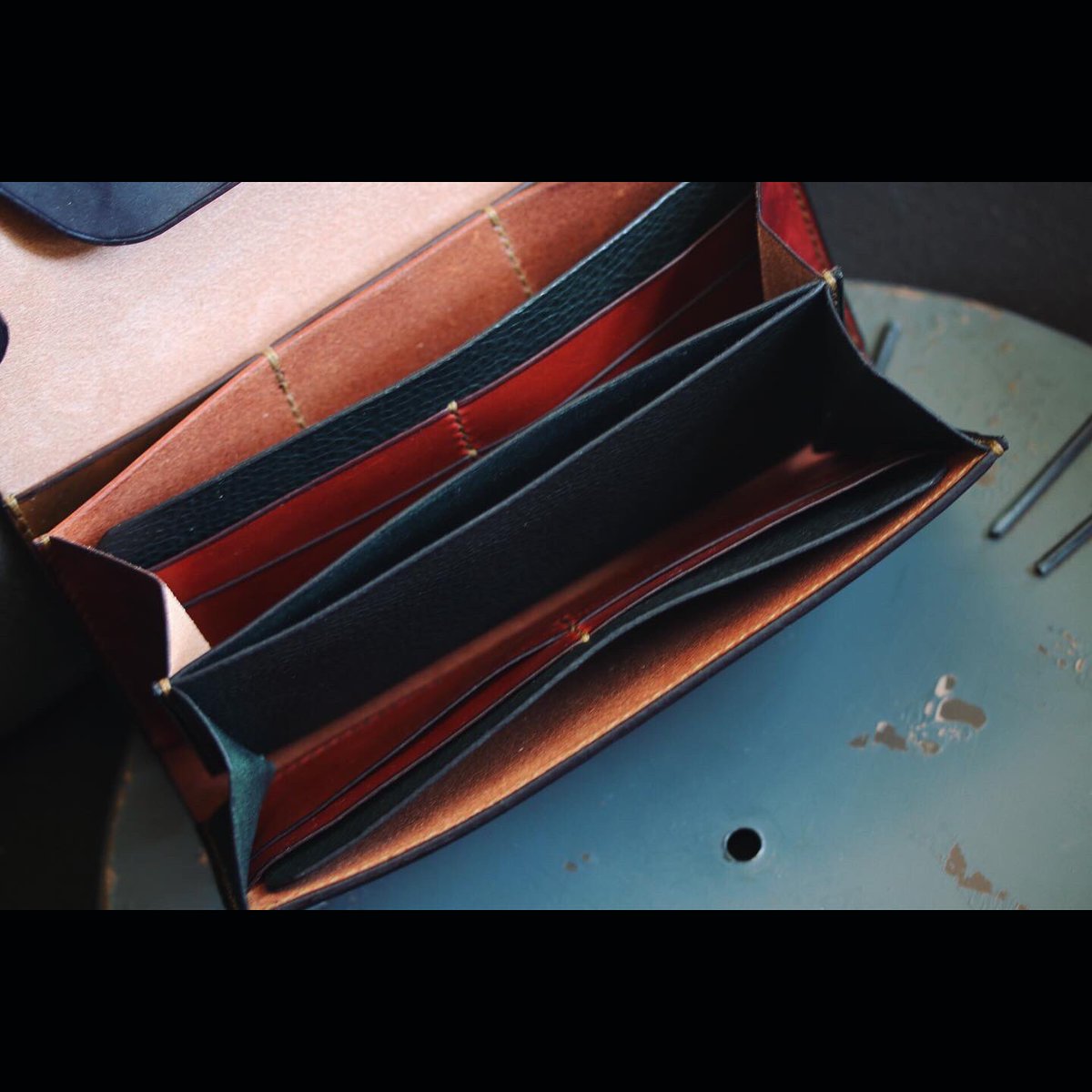 kingofleather's tweet photo. 派手なのに派手じゃない魅力。
それが革。

#kingofleather #leathercraft #leather #halfwallet #handmade #japan #art #aging #wallet  #キングオブレザー #レザークラフト #ハンドメイド #革小物 #レザー #ロングウォレット #ブランドロゴ #世界にひとつ https://t.co/6YldAMvnps