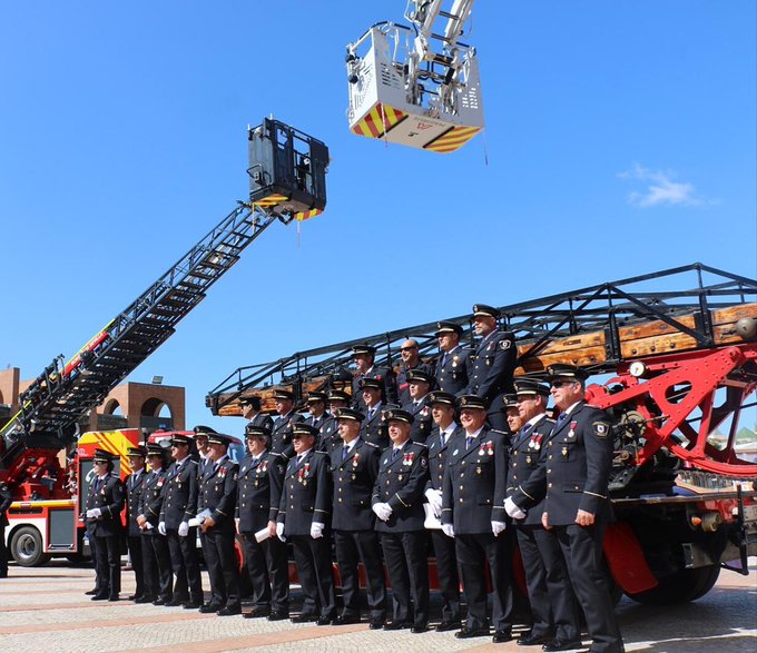 BOMBEROSCSIF's tweet photo. #FuncionarioDeCarrera y #AgenteDeLaAutoridad la principal SEÑAL DE IDENTIDAD de los #Bomberos del @Ayto_Sevilla que @InteriorJunta debería de implantar por #Decreto en toda la #Andalucía de cortijo que seguimos teniendo
Se vuelve a licitar el #TrajeDeProtocolo que quedó desierto https://t.co/R7JZ4hAQ4h