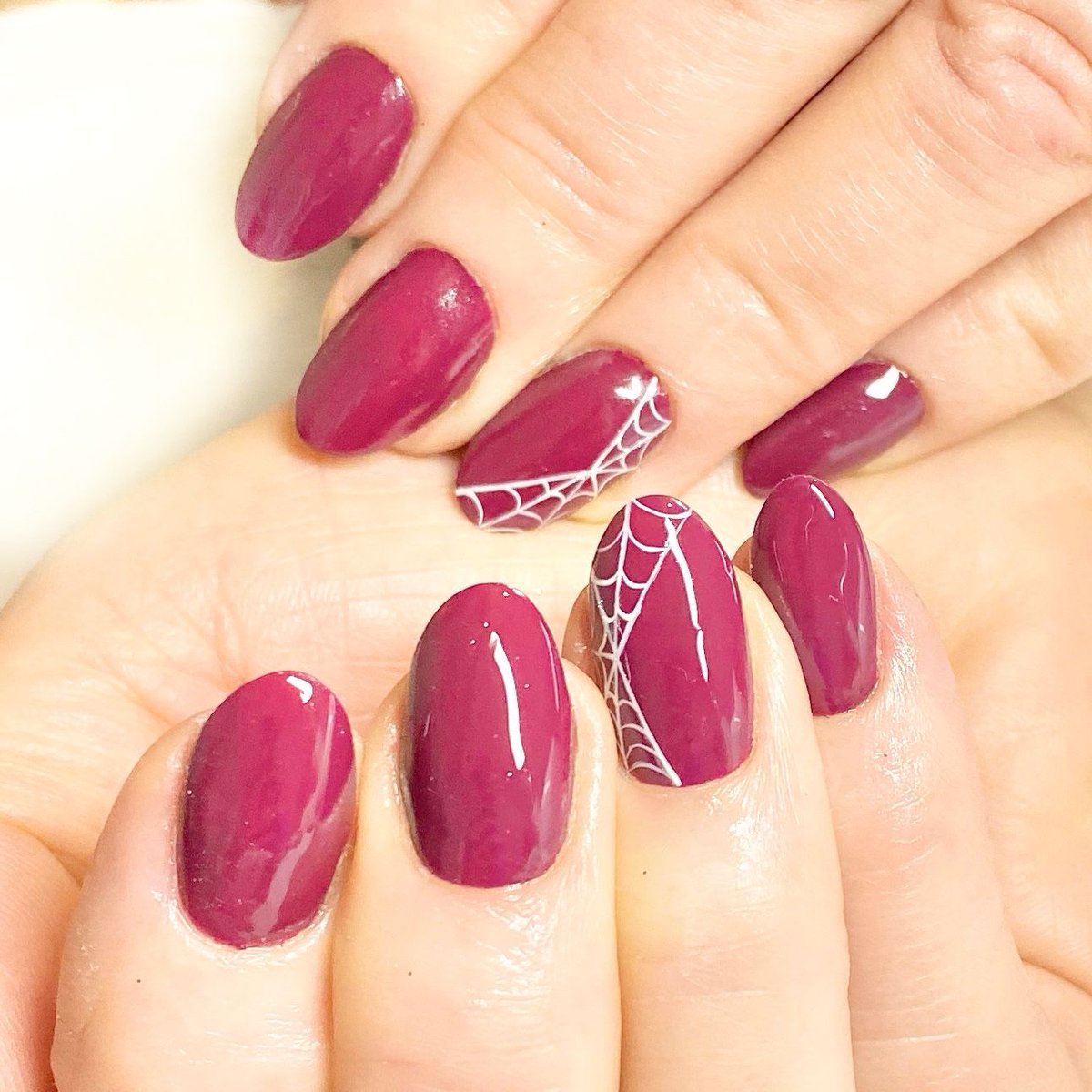 Love the simplicity of a cobweb during October using #PRIMAsigne and #INSPIREresaro from @ikoniqnailsuk #halloweennails