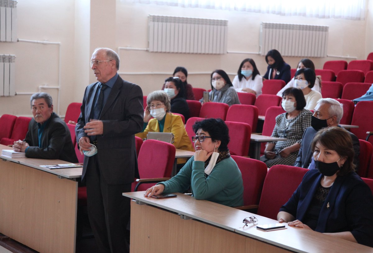 Университет басшылығы философия және психология факультетінің профессорлық-оқытушылар құрамымен кездесті.