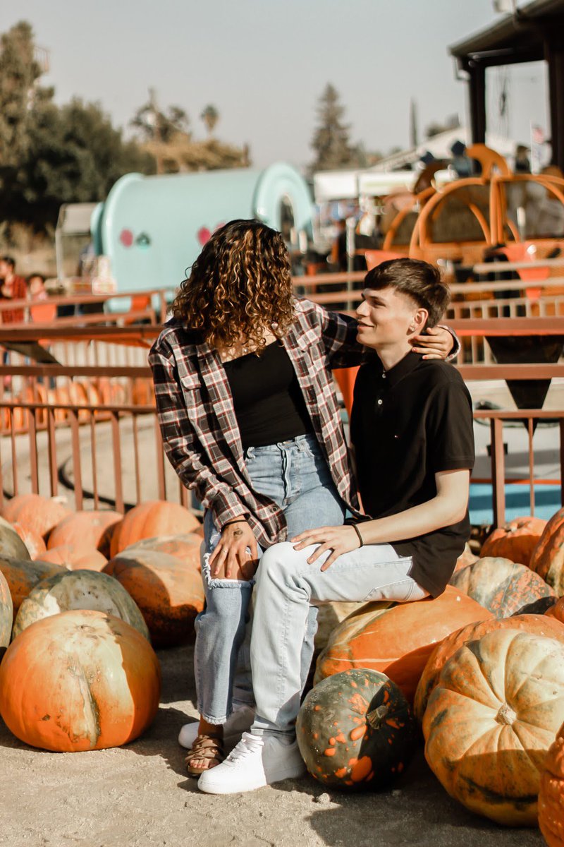 xorianaaa's tweet photo. pumpkin kisses 🍂🎃 https://t.co/SPZsFmIaKv