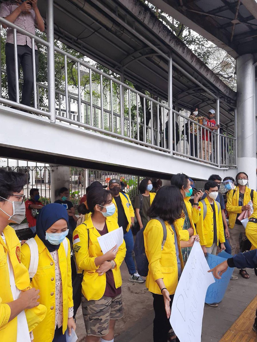 LIVE REPORT[12.00 WIB]Massa aksi UI telah berkumpul di UI salemba dan akan melakukan long march ke Patung Kuda Bundaran HI bersama dengan aliansi lainnya, yaitu FRI, Gebrak, FIJAR dan KRPI.  #MosiTidakPercaya  #BatalkanOmnibusLaw  #JegalSampaiBatal  #HentikanRepresifitasAparat