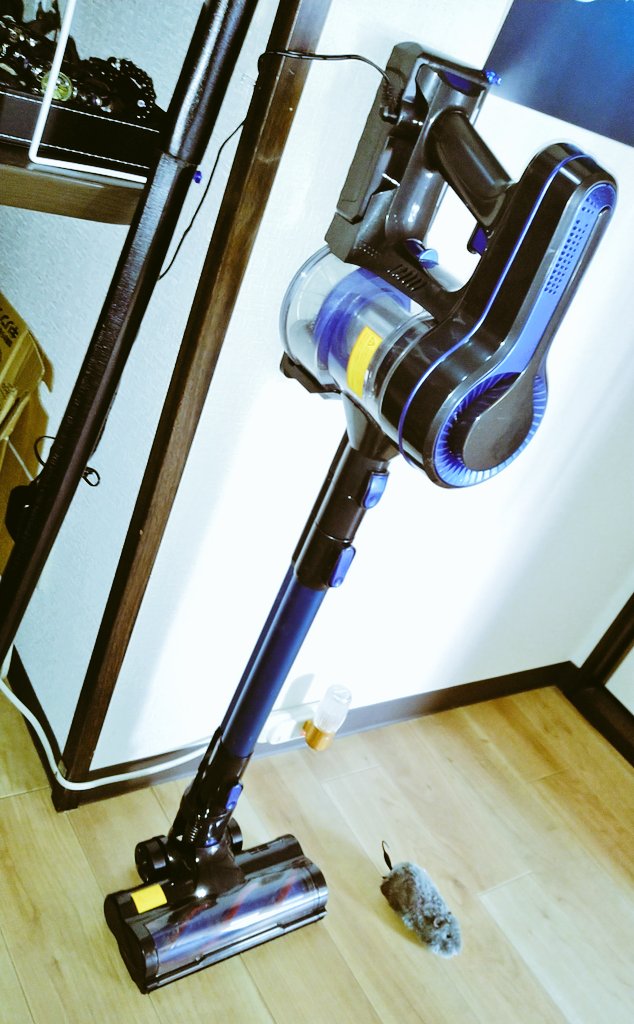 Chakapee's tweet photo. こにゃにゃちわ😽
少し遅めのニャルソック😾✨
パパが #Amazonプライムデー で新しい #APOSEN の #掃除機 買ったニャ😸
凄い吸引力とゴミ捨てが楽で喜んでるニャ😺⤴️
😁😁😁😁😁💖 https://t.co/60XxU8Oekk