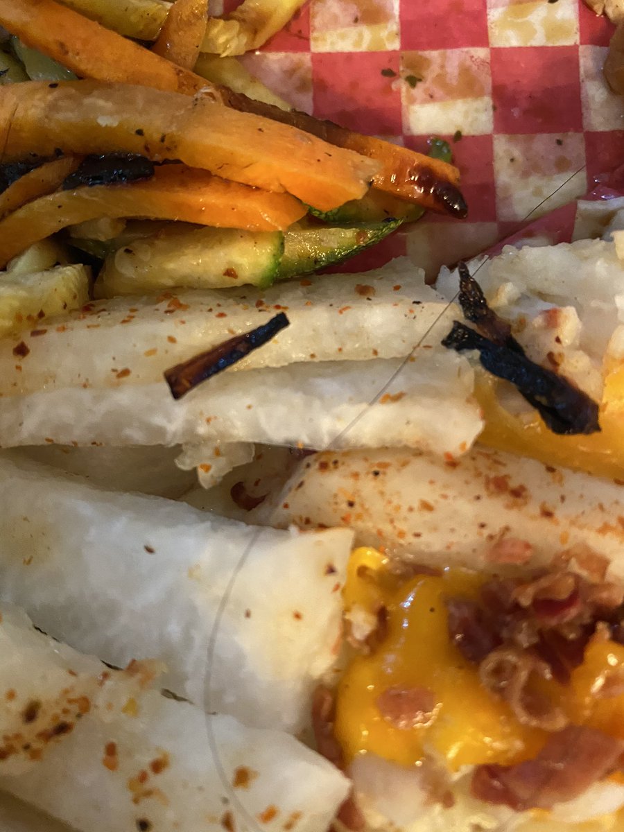 serranya's tweet photo. @lasalitas Acabo de hacer un pedido al de Santa Fe y la comida tenía cabellos!!! 🤮🤮🤮 
Al llamar al restaurante no se hicieron responsables 😡😡😡 https://t.co/JFysrA42pE