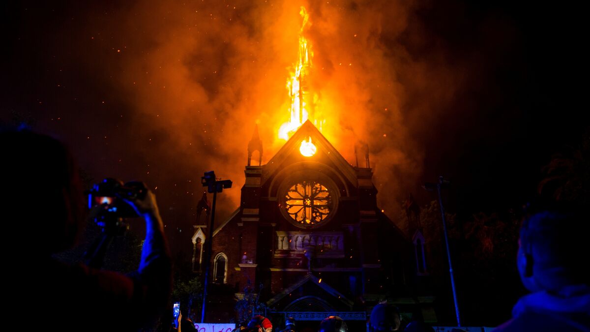masoneriaglobal's tweet image. La quema de dos Templos Católicos en Chile es un acto inaceptable que violenta la libertad de culto de los individuos. Rechazamos enérgicamente este tipo de hechos injustificables.