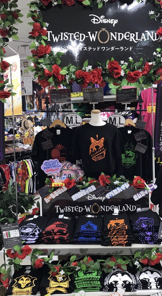 驚安の殿堂 ドン キホーテ 大好評につき ツイステッドワンダーランドのtシャツが再入荷しました Tシャツ 価格 2 990円 税抜 メンズサイズ M L 全国のドン キホーテにて発売中です 皆様のご来店をお待ちしております 展開店舗はこちら 驚安の殿堂 ドン キホーテ 大好評につき ツイステッドワンダーランドのtシャツが再入荷しました Tシャツ 価格 2 990円 税抜 メンズサイズ M L 全国のドン キホーテにて発売中です 皆様のご来店をお待ちしております 展開店舗はこちら
