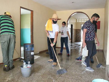 LaAranera's tweet photo. Jóvenes Brigadistas de la #MisiónRobertSerra del Mpio. Maracaibo en el Edo. Zulia, se unen al equipo de voluntariado para darle vida a el espacio q será la Sede del Instituto Municipal de la Juventud, en la Parroq. Juana de Ávila.
@NicolasMaduro
 @IApacuana
 #7Más7FórmulaPerfecta https://t.co/u3jOlu8Qki