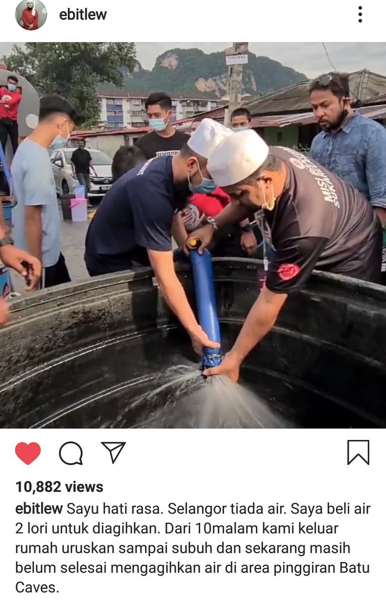 Selangor tak ada air pun sampai ust ebitlew beli air untuk diagihkan. Memang semua masalah kat malaysia ni ust ebitlew je ke kena selesaikan?