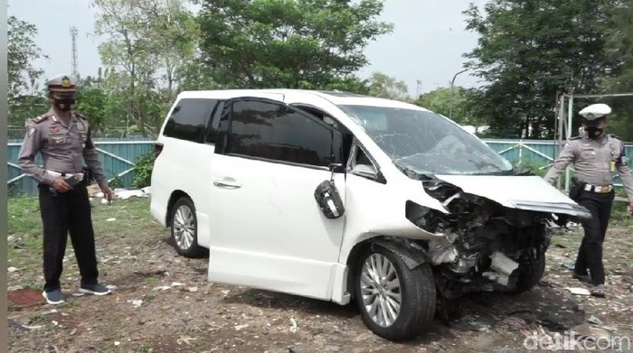 Hanafi Rais Kecelakaan, Netizen Salfok, Ungkap Ada Yang Ganjil..... https://t.co/94Q3Slesvv https://t.co/90yanGWBl7