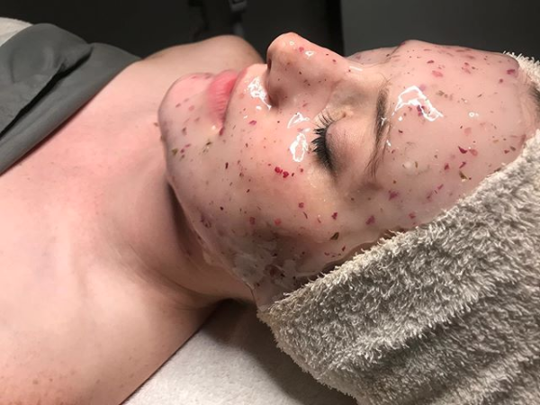 Purify, hydrate, and brighten your complexion with this radiance-restoring facial that is customized to your needs. 💆‍♀️

Jelly mask not only helps you relax but it hydrates your skin too giving you that glow after treatment.

📝 BOOK AN APPOINTMENT NOW! bit.ly/340HwGL
