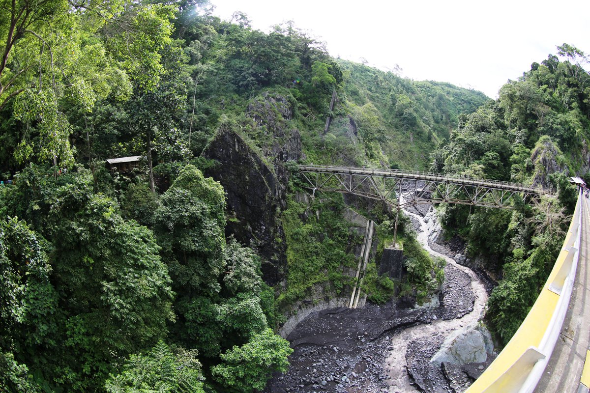 EastJavaTourism's tweet image. Visit to #Lumajang, East Java, try to stop by at #GladakPerak bridge. There, you can simply take pictures or sit back and relax enjoying food and soft drinks with a background of green hills #TravelToEastJava lumajang.eastjava.com