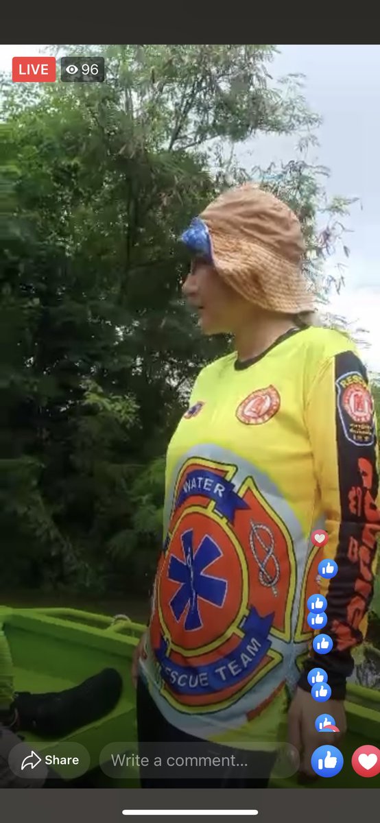 ล่าสุดเจ๊น้ำลงพื้นที่ช่วยเหลือน้ำท่วมเองที่สระแก้ว กูแบบบบบบ ปชชช่วยเหลือกันเองสุด ปากกัดตีนถีบสุด