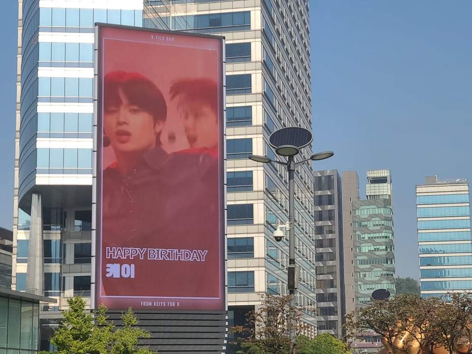 9721KEI's tweet photo. K in COEX Tower Media but in different angle😌😌💚

#HAPPY_K_DAY 
#사랑하는_케이야_생일축하해
#KEIYSLAND 

🚫please do not repost/grab the photo without permission🙇🚫 https://t.co/rqxbtcmYep