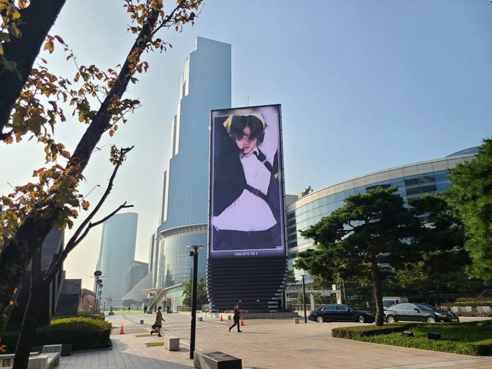 9721KEI's tweet photo. K in COEX Tower Media but in different angle😌😌💚

#HAPPY_K_DAY 
#사랑하는_케이야_생일축하해
#KEIYSLAND 

🚫please do not repost/grab the photo without permission🙇🚫 https://t.co/rqxbtcmYep