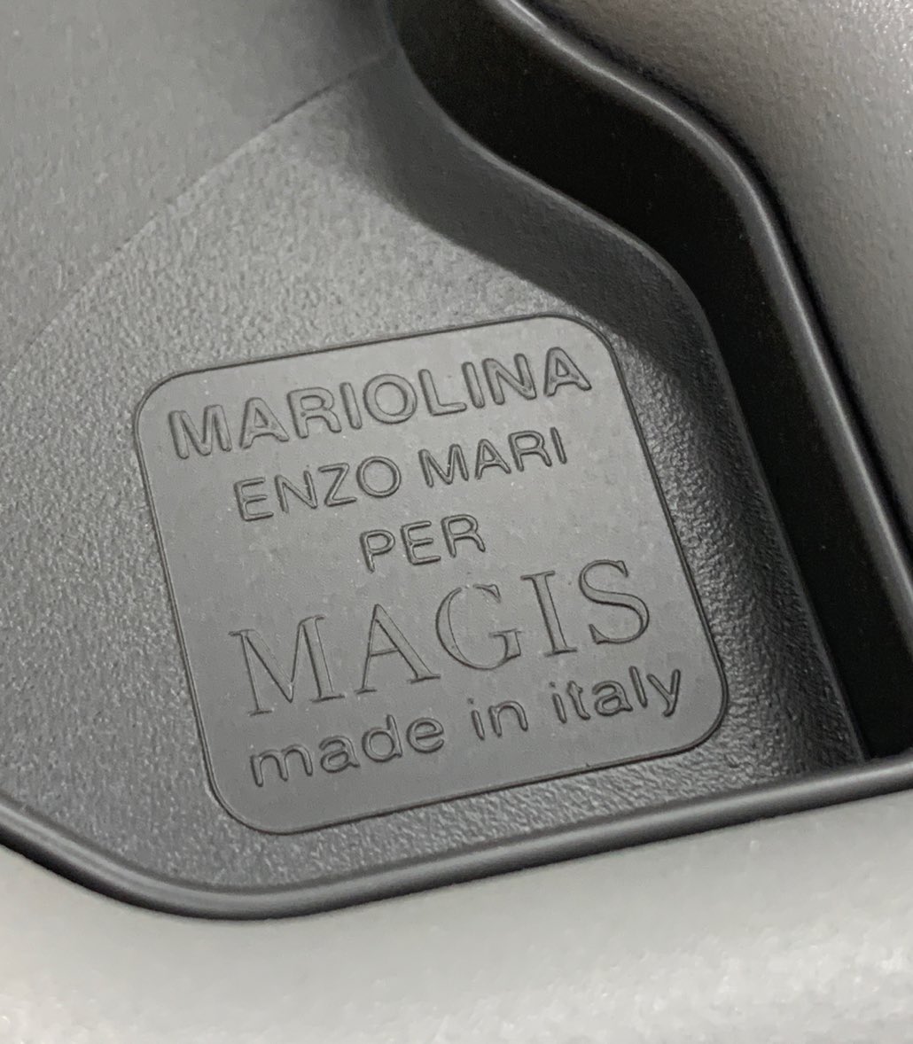 よく知られた話だと思うけど、無印良品のスチールチェアはMAGISのEnzo Mariデザイン。税込10000円しないなんて。RIP #EnzoMari