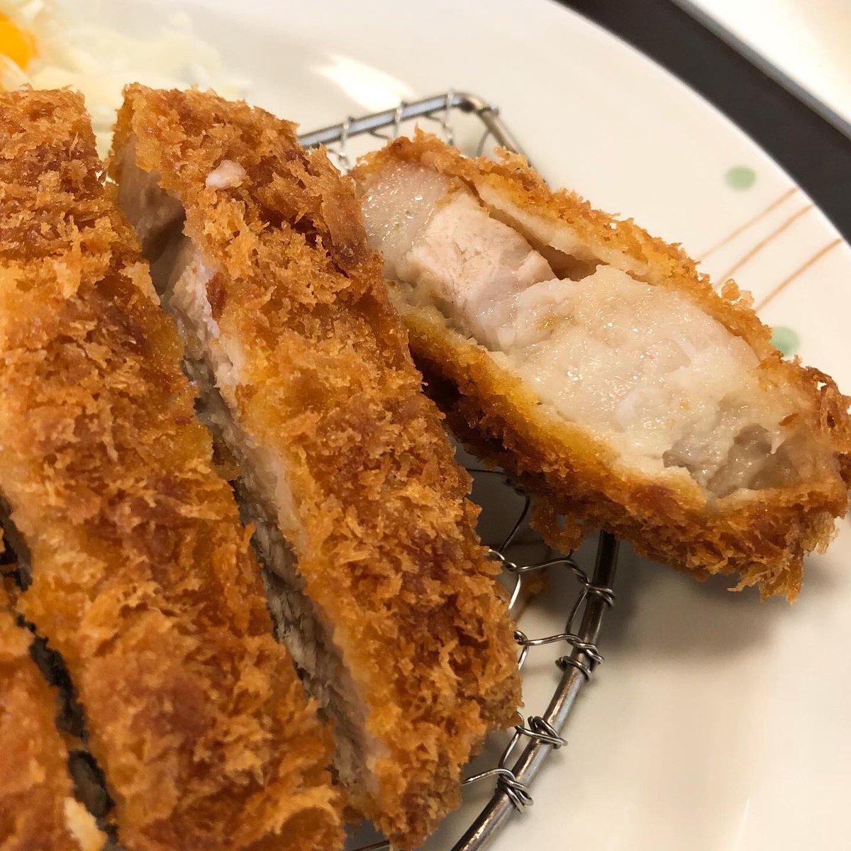 sunapon's tweet image. 今日のランチは、
イオン越谷レイクタウンから
自転車で10分ちょっとの
#手打ちそばやまびこ で、
ロースかつ御膳(おそば大盛り)

そばつゆをチビチビやりながら、カツももぐもぐ。
いやーおいしいですなぁ。
(語彙力が無い)

店の玄関にあったこの花、
蜜がおいしいんだよね。