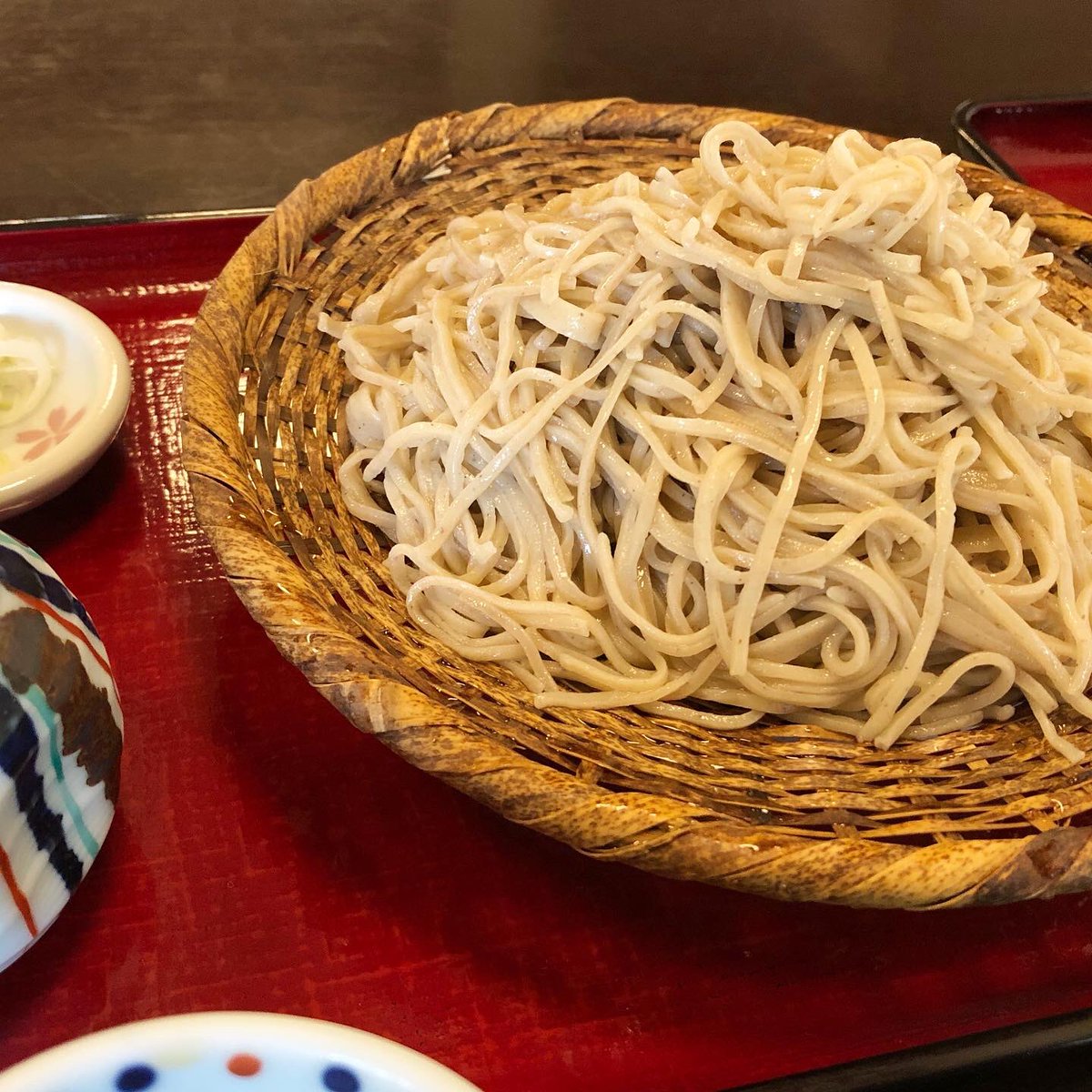 sunapon's tweet image. 今日のランチは、
イオン越谷レイクタウンから
自転車で10分ちょっとの
#手打ちそばやまびこ で、
ロースかつ御膳(おそば大盛り)

そばつゆをチビチビやりながら、カツももぐもぐ。
いやーおいしいですなぁ。
(語彙力が無い)

店の玄関にあったこの花、
蜜がおいしいんだよね。