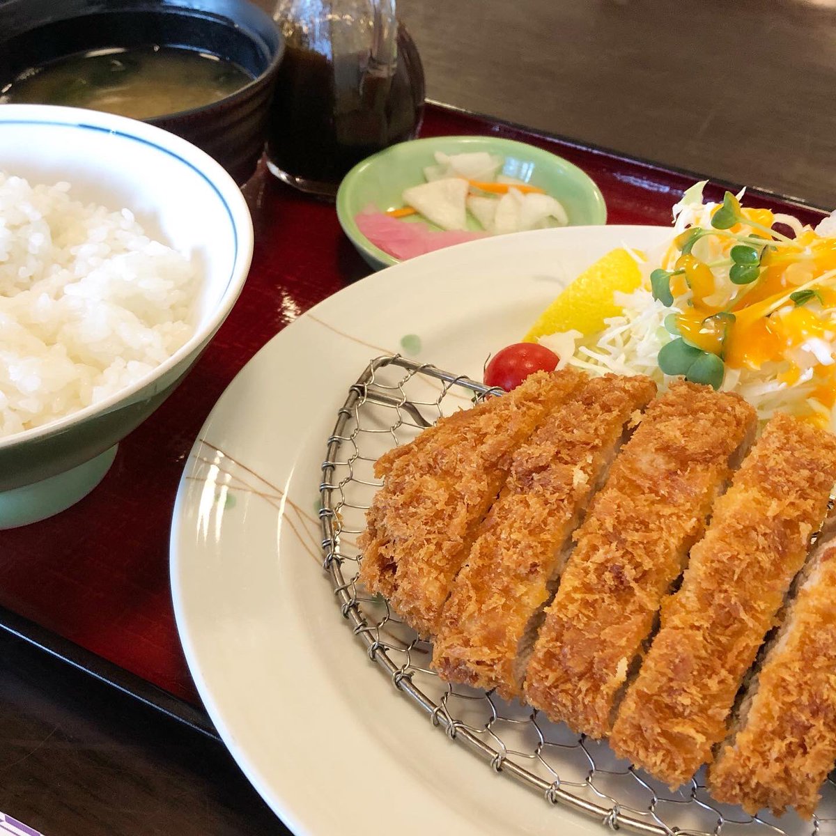 sunapon's tweet image. 今日のランチは、
イオン越谷レイクタウンから
自転車で10分ちょっとの
#手打ちそばやまびこ で、
ロースかつ御膳(おそば大盛り)

そばつゆをチビチビやりながら、カツももぐもぐ。
いやーおいしいですなぁ。
(語彙力が無い)

店の玄関にあったこの花、
蜜がおいしいんだよね。