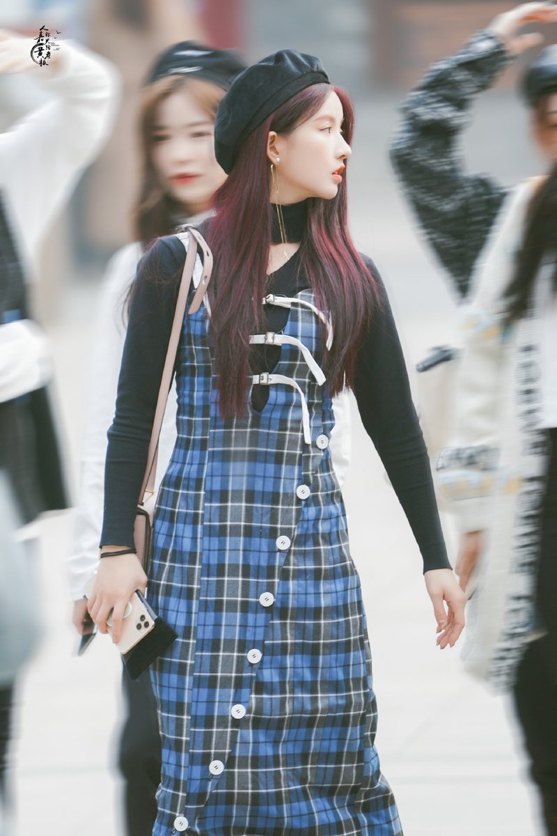 gugudan_iu's tweet photo. so pretty. 💙🖤 https://t.co/cg1l9X3EKl