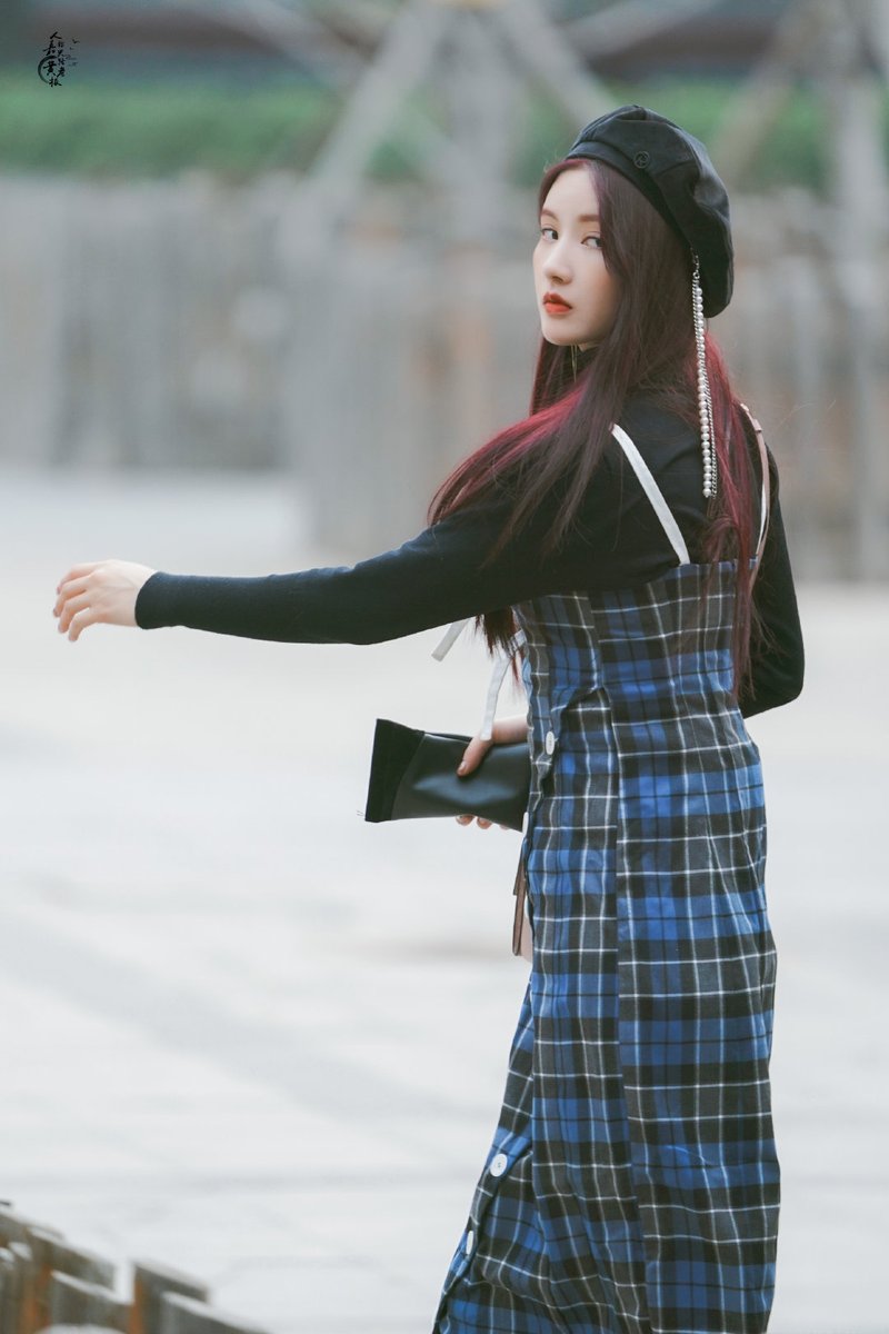 gugudan_iu's tweet photo. so pretty. 💙🖤 https://t.co/cg1l9X3EKl