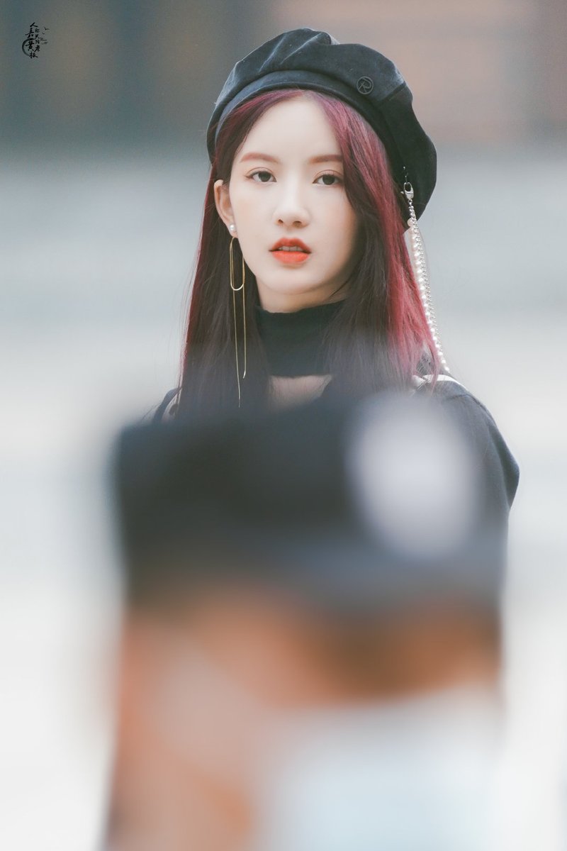 gugudan_iu's tweet photo. so pretty. 💙🖤 https://t.co/cg1l9X3EKl