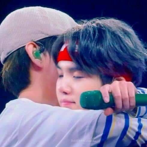 Adoro está foto 💜🥺
I vote for #SUGA (@BTS_twt ) as Best Producer #EKP_bestproducer_SUGA https://t.co/BS9WKppgyc