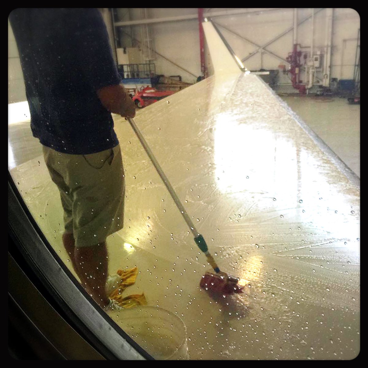 ultimate_kaiser's tweet image. Engineers, mechanics and crew...making sure everything is safe and clean. Prepped and ready to set.

#maintenance #g650 #gulfstream

#theultimatekaiser #thoseintheknowwillapprexiate #superyummylicious

#hongkongfoodie #hkfoodie #hkfood #taiwanfoodie #taiwanfood