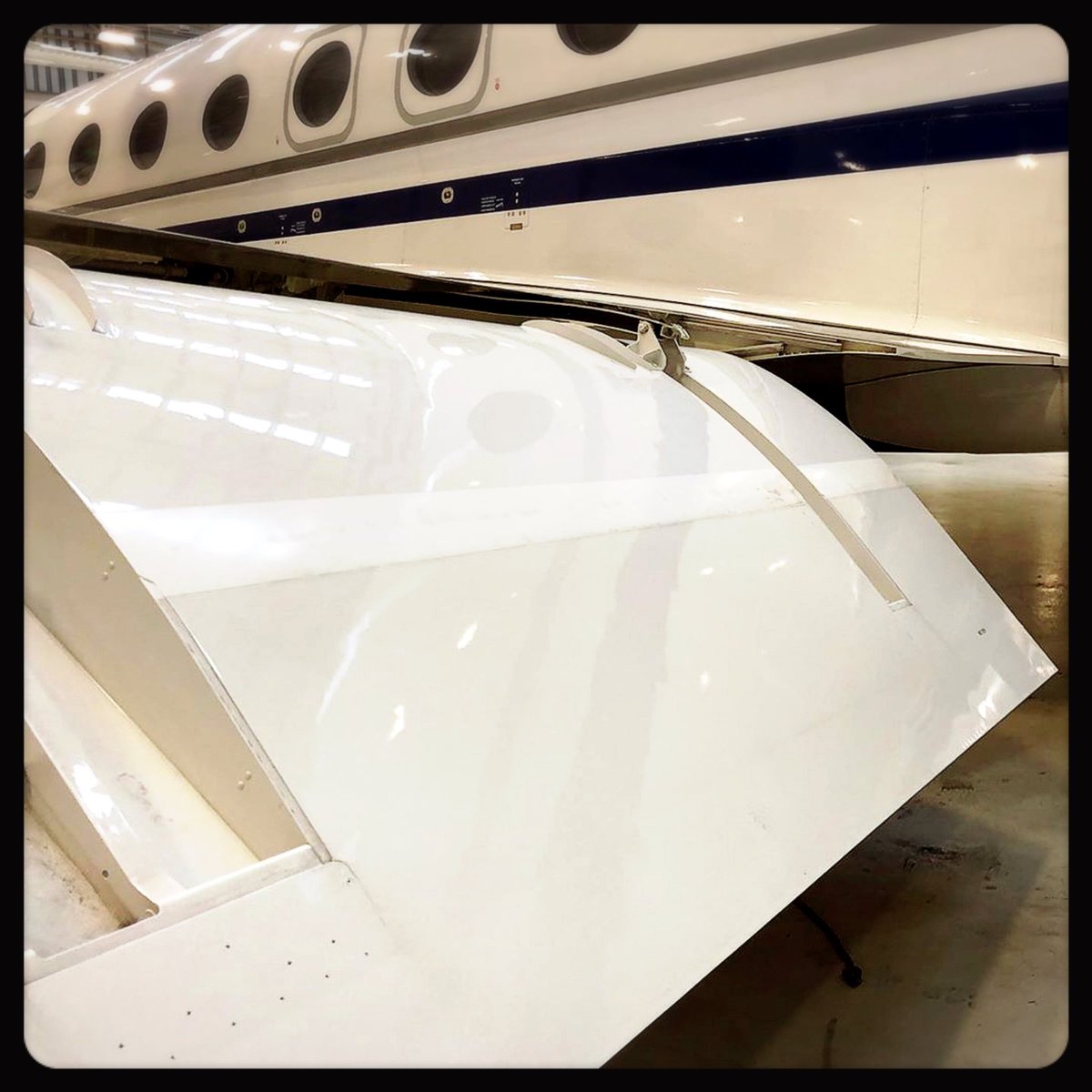 ultimate_kaiser's tweet image. Engineers, mechanics and crew...making sure everything is safe and clean. Prepped and ready to set.

#maintenance #g650 #gulfstream

#theultimatekaiser #thoseintheknowwillapprexiate #superyummylicious

#hongkongfoodie #hkfoodie #hkfood #taiwanfoodie #taiwanfood