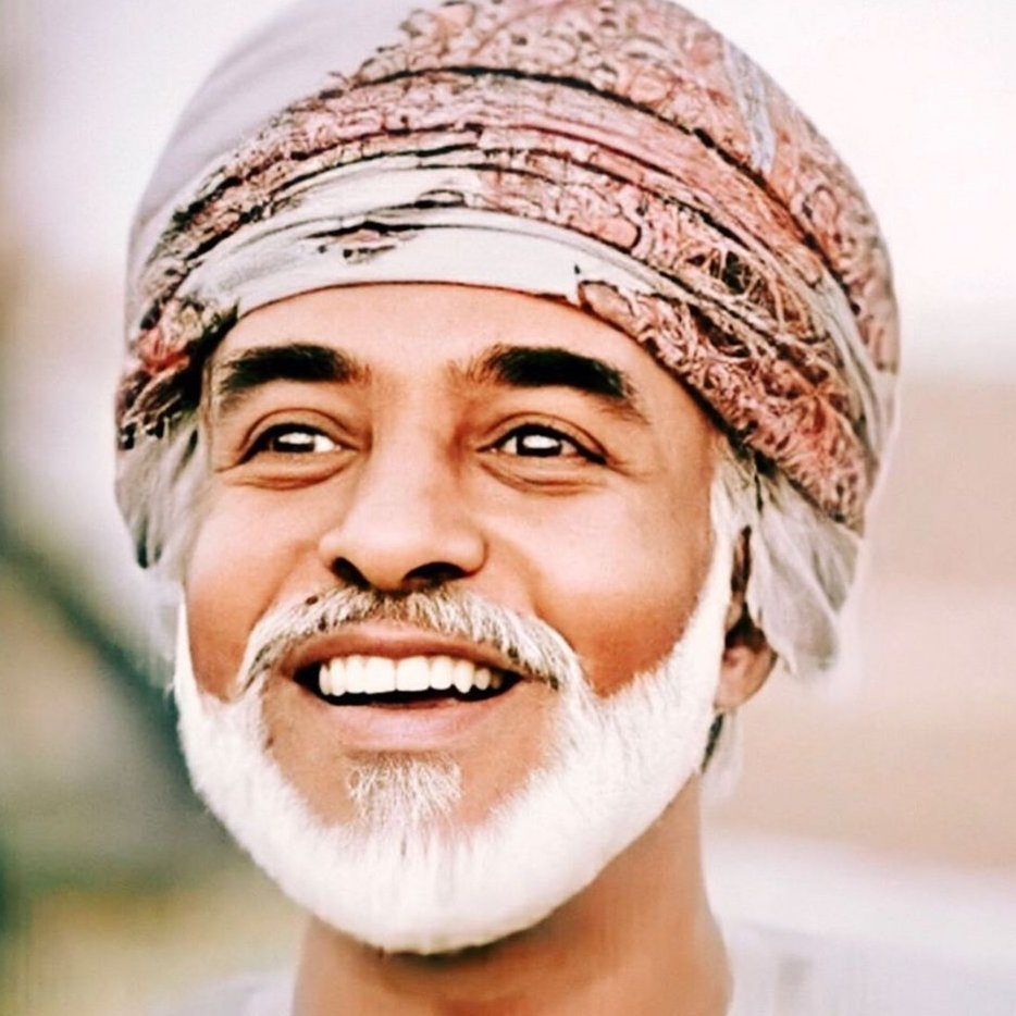 أبتي عمانُكَ بعد ظلّك أُيْتِمَتْ
تحتاج كفّكَ، هل تكون مواسيا؟
أبتي نقلبُ ذكرياتِك لا نرى
إلا ابتسامتك الحنونة ماضيا

ذكريات العجمي

#قابوس_في_قلوبنا