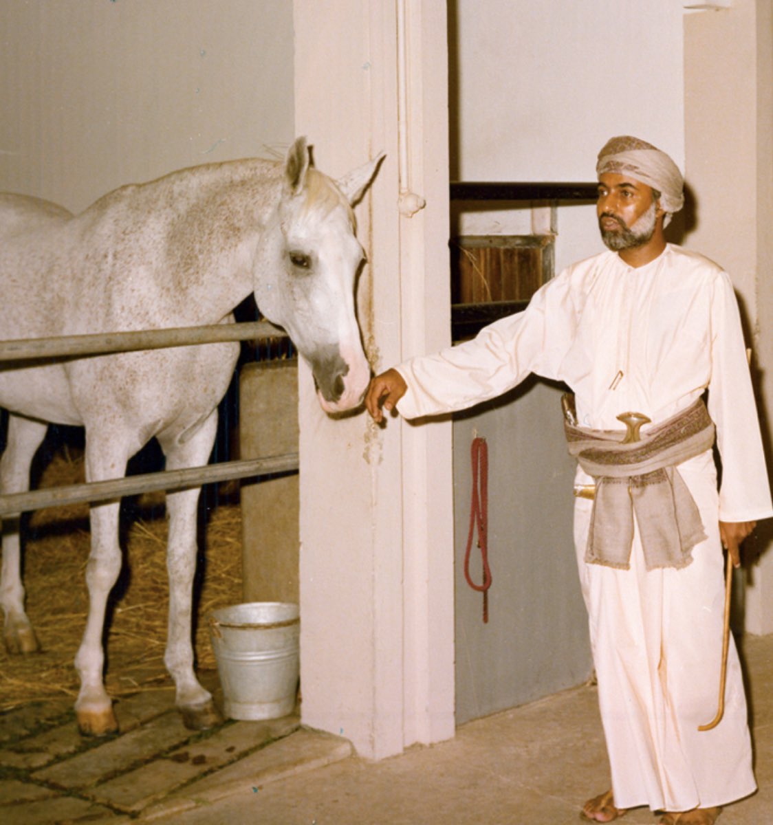 ترجل فارس عن ظهر خيل
فما عثرت بمشيتك الخطاء

سيكتب اسمك التاريخ نقشا
ويحفره على الماس النقاء

سالم البراشدي

#قابوس_في_قلوبنا