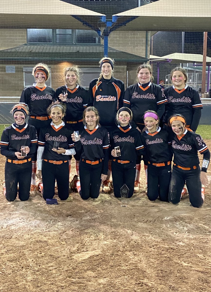 ginamari23's tweet photo. Beverly Bandits 12U Premier - 8 games in 48 hours, 1st place Champs....True Gladiators!!! Congratulations girls 🧡🖤 https://t.co/TbAJ2aUtZP