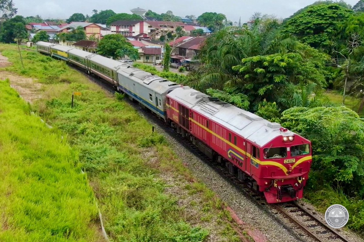 BisikHujan's tweet photo. Awan mega megah berarak,
Di hembus sang bayu hujannya lebat,
‘Loko merah’ ni lama dah tak nampak,
Bilakah rindu akan terubat.

@ktm_berhad 
24112 | Hang Nadim
Chamek

#KTMB #KTMBERHAD #Intercity https://t.co/GvL8pSXmlr